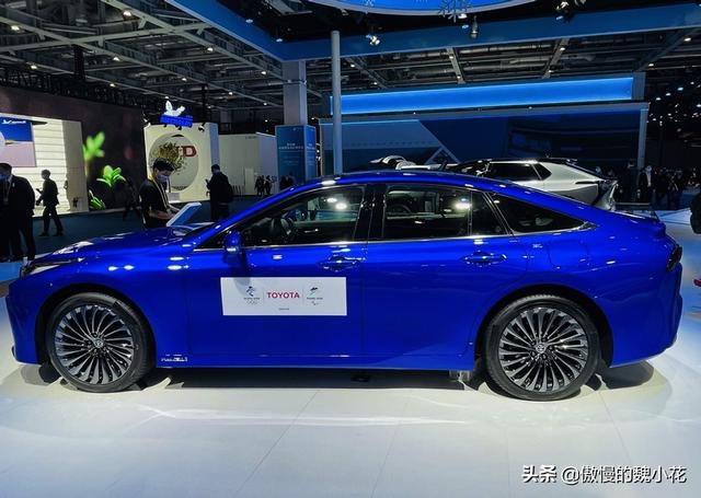 丰田“Mirai”国内首次现身！采用氢燃料动力，续航超800km