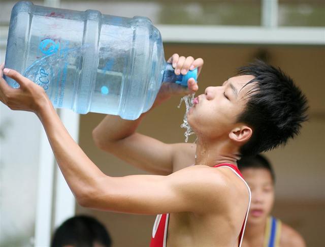 烧开的自来水和桶装水，有什么区别？哪种水对人体更健康？