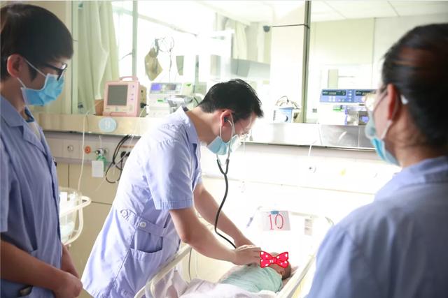 再创首例！援疆专家彭克荣成功开展婴幼儿无痛胃肠镜检查