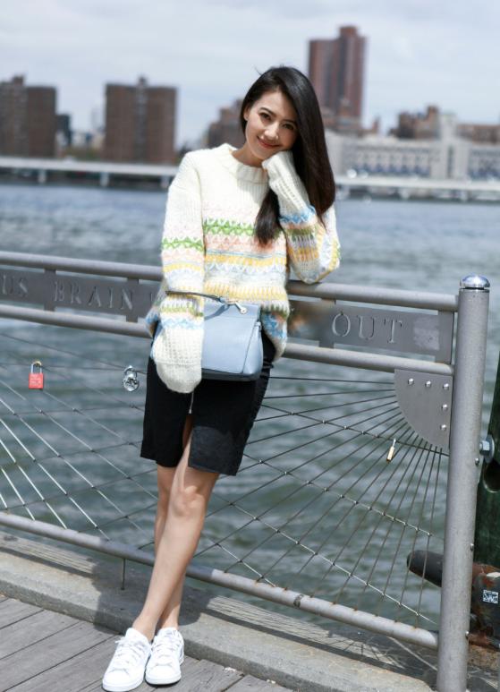 赵又廷高圆圆差几岁:高圆圆带孩子与江一燕聚餐，2岁女儿打扮淑女，侧脸像极了赵又廷