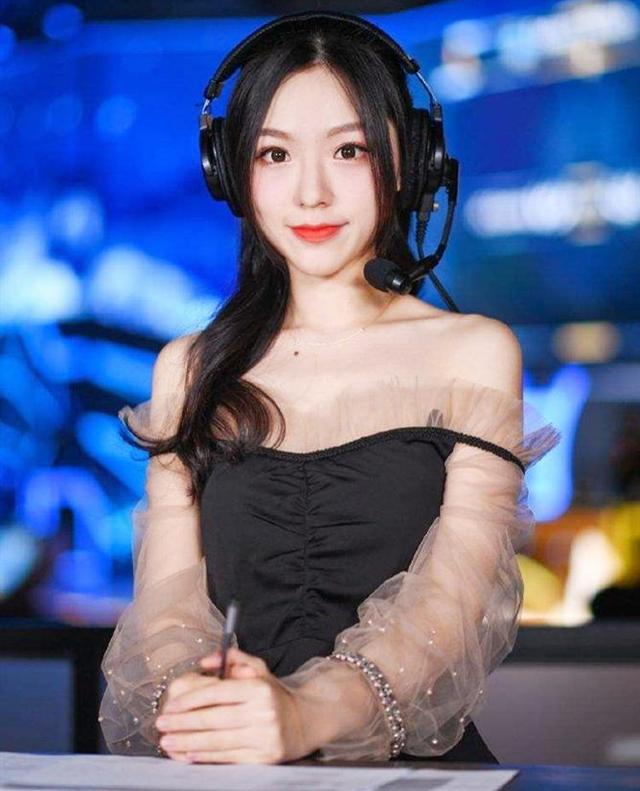 kpl四大美女解说爆红灵儿大长腿吸睛她颜值吊打余霜