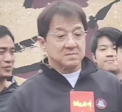 成龙新片开机显老态，头发稀疏成空气刘海，不拍打戏搭档令人意外
