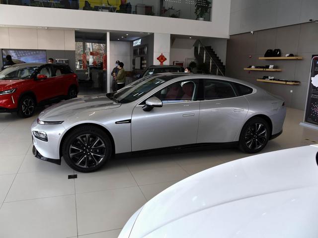 670km续航长途不慌，豪华行政级空间带快充，实拍小鹏汽车P7