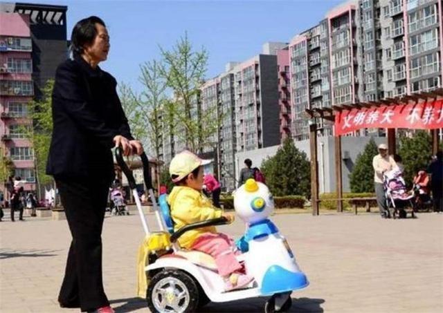 45岁奶奶和45岁妈妈，同样都是带娃，俩孩子差距不是一般的大