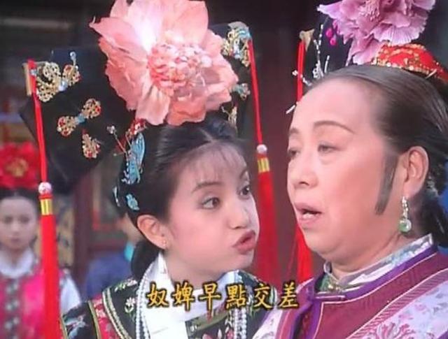 尔泰是谁演的:赵薇现身《两只老虎》首映，与容嬷嬷尔泰后台同框，更现场学比心