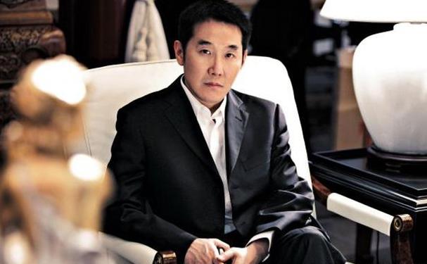 岩男郎:王朔马未都喊他大哥，陆毅刘烨都是他捧红，海岩才是京圈大牛人