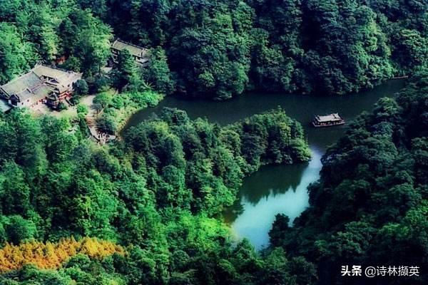 江碧鸟逾白山青花欲燃