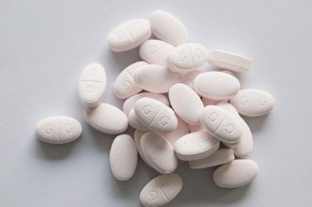 常见的4种药，伤胃很严重，有胃病的人要留意，平时尽量少吃