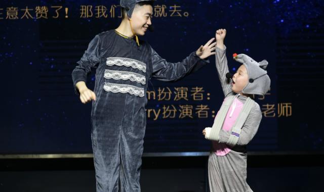 四、五岁的孩子可以轻松站上舞台，能说会道，能演会唱