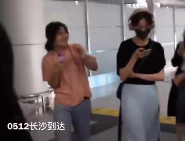 胡冰卿图片:胡冰卿昔日接机视频被扒，全程冷漠脸玩手机，网友直呼难怪红不了