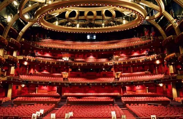 hollywood blvdlos angeles, ca杜比剧院拥有3400个座位,位于美国加州