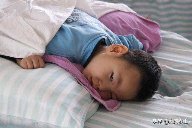 男童突然发病确诊重症，爸爸借故外出，耳聋妈妈独自带他艰难求医