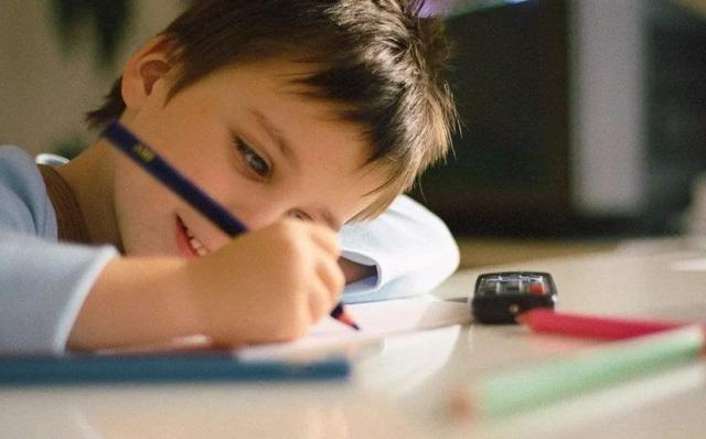 幼儿园小朋友千奇百怪的握笔姿势：会影响视力与学习，家长别大意