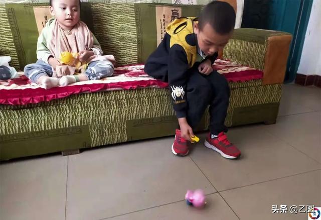 长子一岁确诊脑瘫，父母想再生一个有个依靠，谁知二宝患相同的病