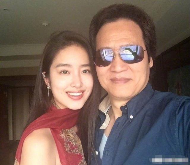 传杨采钰嫁陈金飞:杨采钰陈金飞领证结婚是真的吗杨采钰陈金飞领证结婚具体什么情况