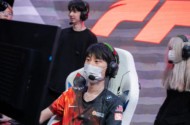 LOL全球战队榜更新，FPX登顶RNG力压EDG，TES蹿升到第六名