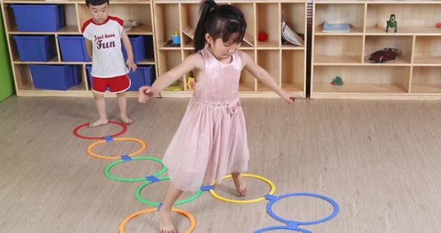 孩子易摔跤？身体不协调怎么办？