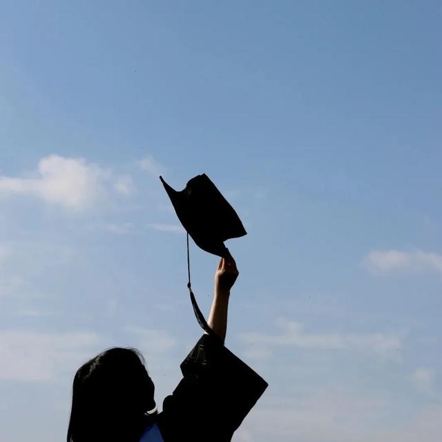 毕业赠言同学之间（毕业送同学的赠言短句）