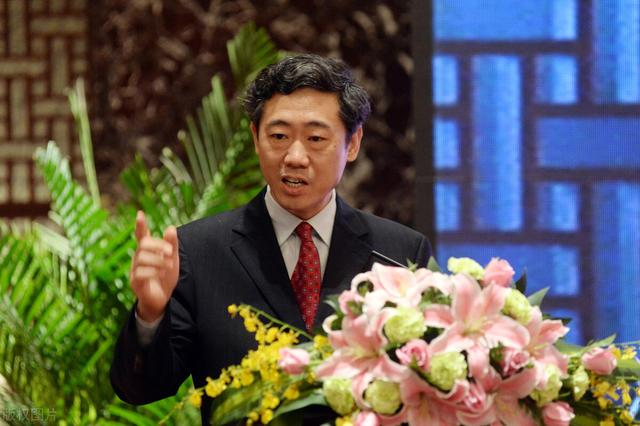 李稻葵：中国的共同富裕为何不是“给穷人发钱，向富人收税”？