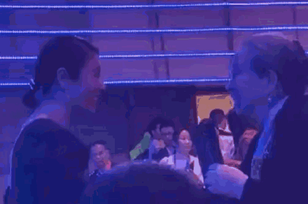 尔泰是谁演的:赵薇现身《两只老虎》首映，与容嬷嬷尔泰后台同框，更现场学比心