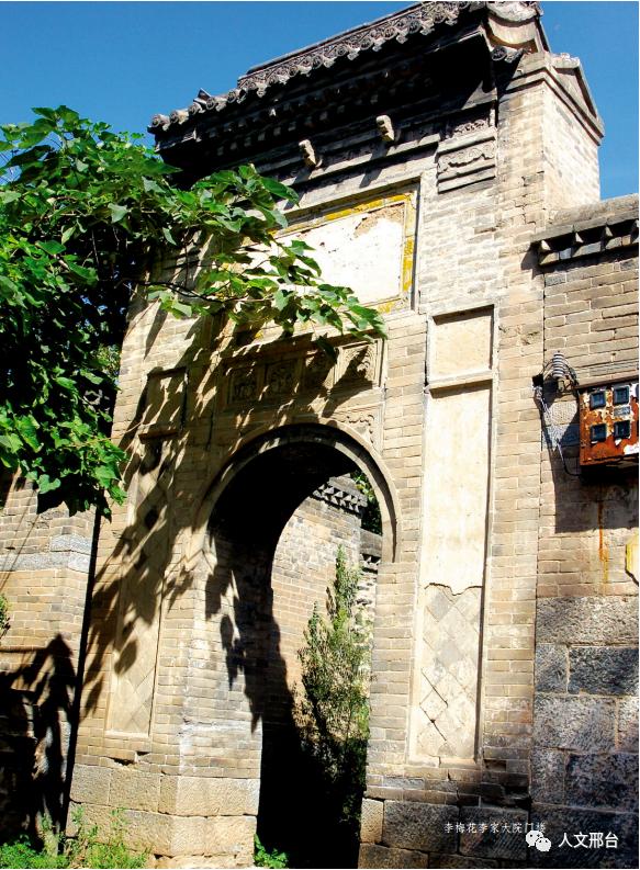 李梅花李家大院门楼在皇寺镇的周边还有郭守敬故里郭村,李梅花李氏