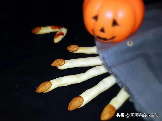 万圣节到了，胖胖的女巫手指饼干，好吃又有趣，和孩子一起过节