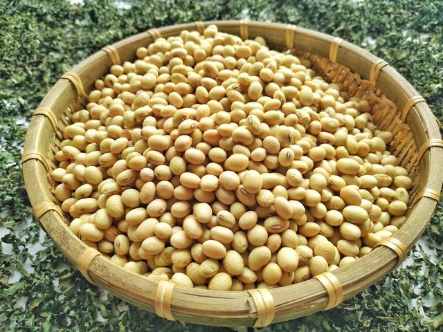 喝酒不应搭配着吃花生米？喜欢喝酒的人，要少吃这两种食物