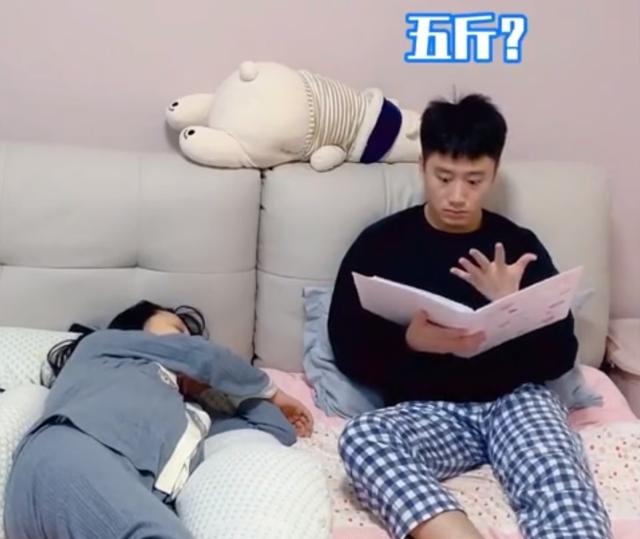 湖北一男子好奇孕妻肚中宝宝重量，拿5斤书放肚子上感受：太伟大