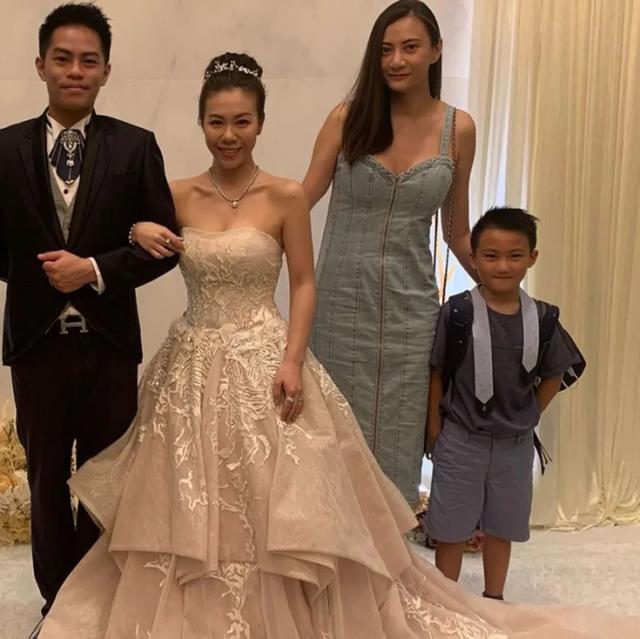 恭喜！67岁“大佬B”风光嫁女，婚礼众星云集，新娘手戴6对龙凤镯
