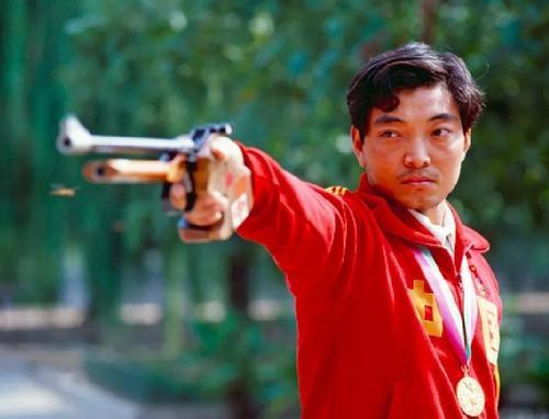 香港豪门创始人霍英东，死后享受国葬，这个爱国商人到底有多牛？