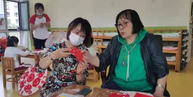 剪纸非遗传承人韩月琴教小朋友剪窗花