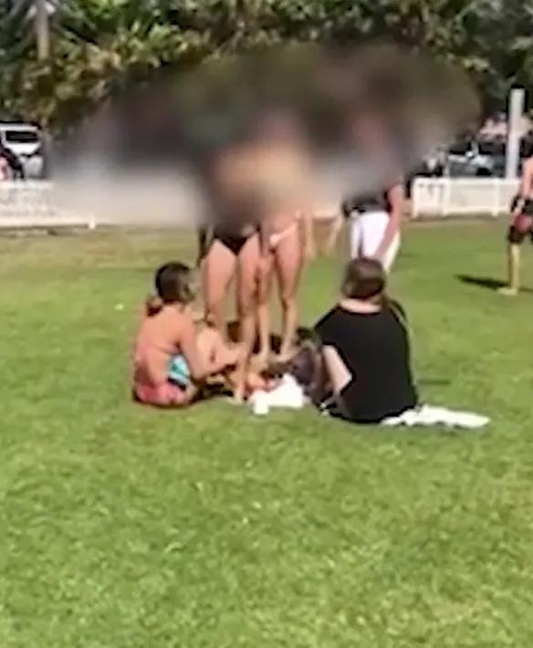 悉尼两女在沙滩干架！上衣被扯掉全走光！画面不忍直视，围观男子起哄