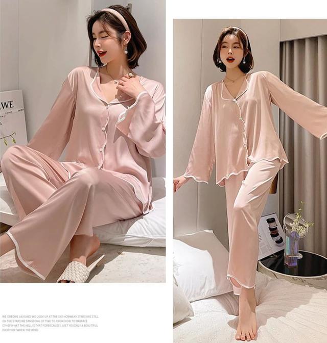 女生穿睡衣擦身体乳