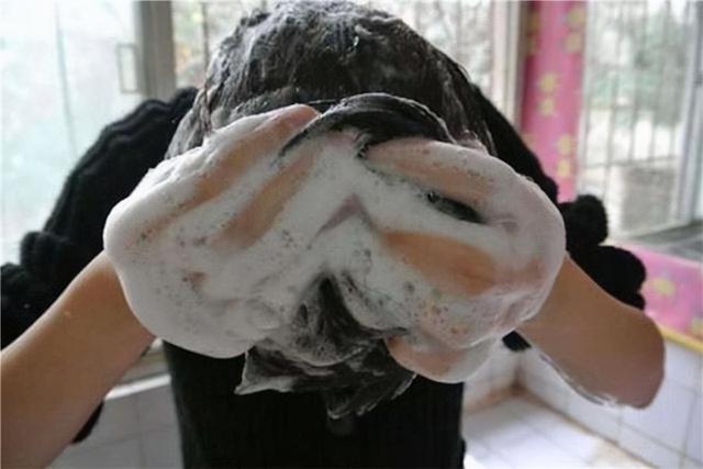 早上洗头和晚上洗头，哪个更健康一些？其实有建议的时间