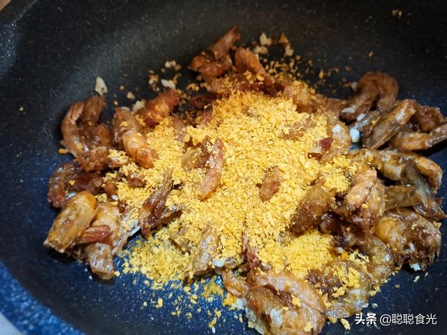 大虾这样做孩子吃不够，满口酥脆，连虾皮都能吃，蛋白丰富还补钙