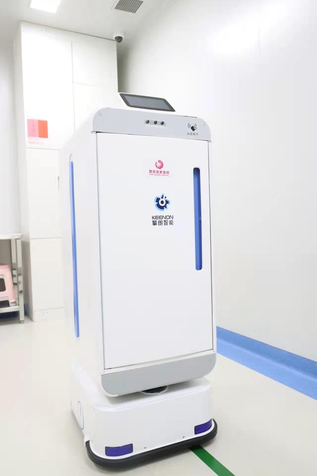 智能送药机器人上岗“新宝”一次可装百组成品输液