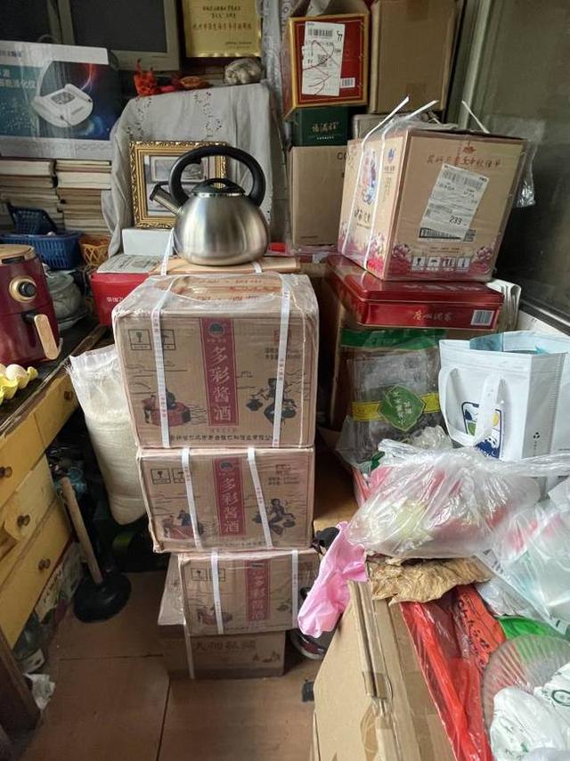 “你们刚走，他又买回一箱酒”，老人花298元买一箱酒坚信是“正宗茅台”：一喝就知道