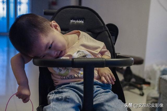 这样的孩子一般活不过2岁，但她却用稚嫩的肩膀顽强抗争着