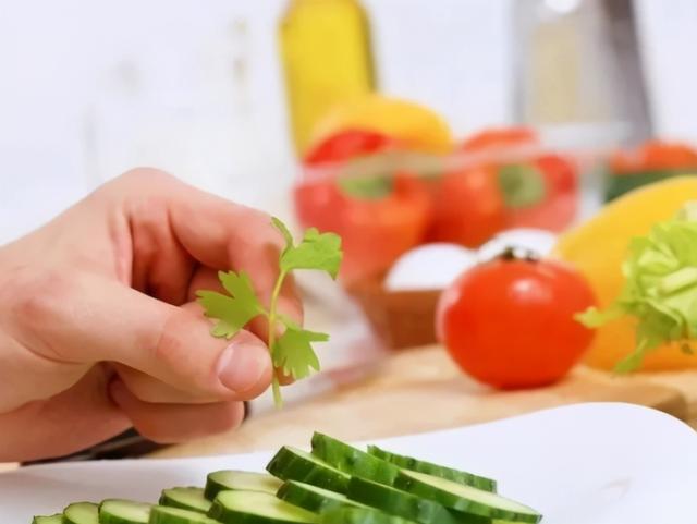 癌症“候选人”，吃饭一般有4个共性，若你有需要改掉