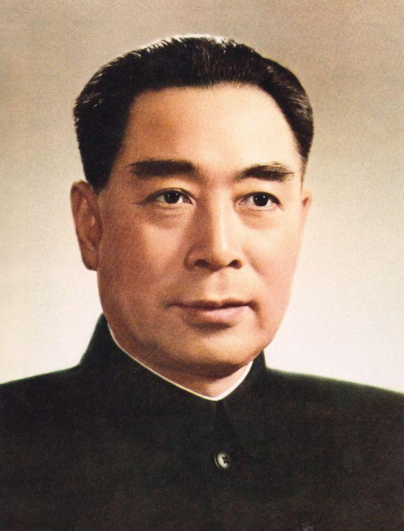 伪军中将给粟裕送了盒烟，粟裕发现不对大喊：部队集合，电台关闭