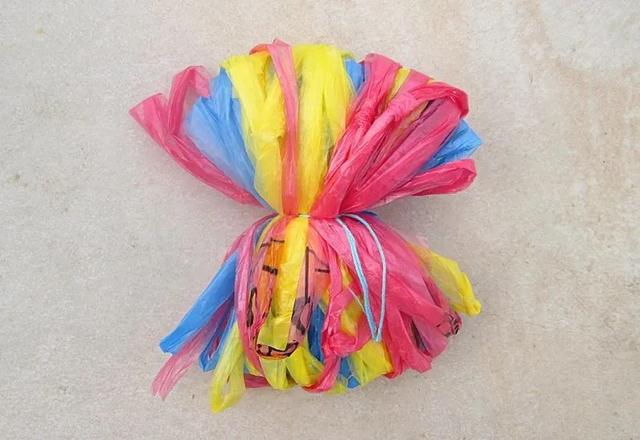 还可以当做装饰品还可以将塑料袋也改造一下做成小花球除了浴球和之前