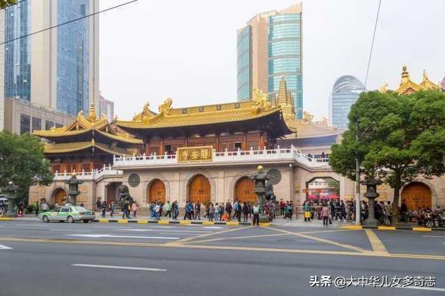 中国最 高调 的寺庙 建在10万 的市中心 周边都是高楼大厦 太阳信息网