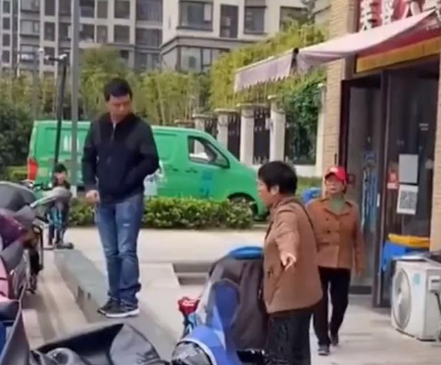 江西一大妈怒摔婴儿车，车内孩子吓得号啕大哭，场面让人气愤