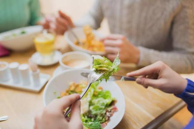 晚餐能决定人的寿命吗？研究发现：用几种办法吃晚餐，能延长寿命