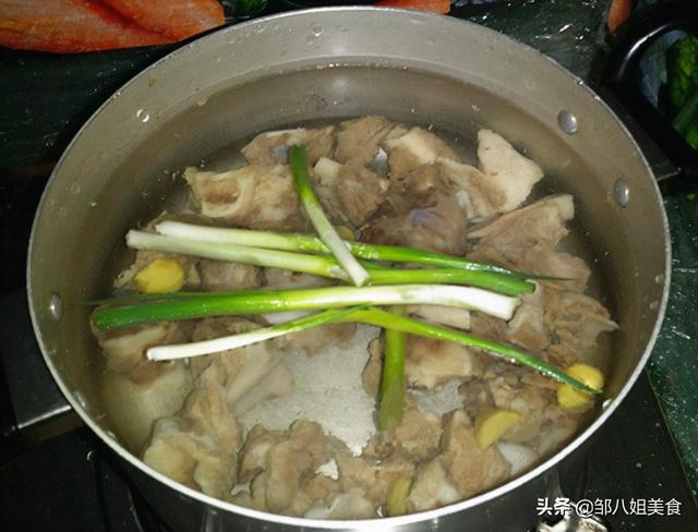 炖羊肉汤只会加水炖，难怪不好喝！牢记4点窍门，汤鲜香无异味