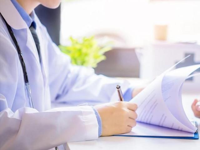 不幸患上癌症，选择接受治疗与选择游山玩水的人，谁做得更对？