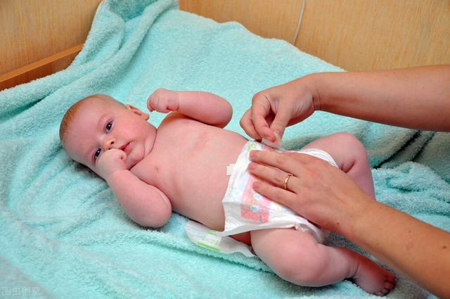 婴儿拉完臭臭后，用水洗还是用湿巾擦？踩过坑的妈妈才知道的做法
