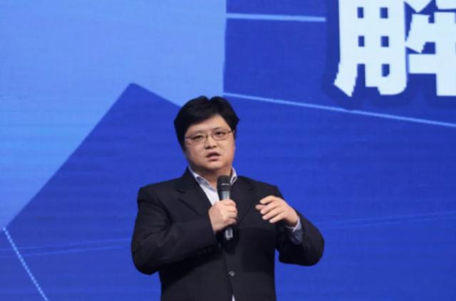 对战马化腾，“不爽”雷军：百亿富豪发迹史