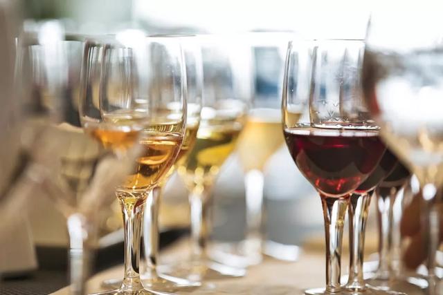 白葡萄酒和红酒的区别，白葡萄酒和红葡萄酒，到底有啥区别