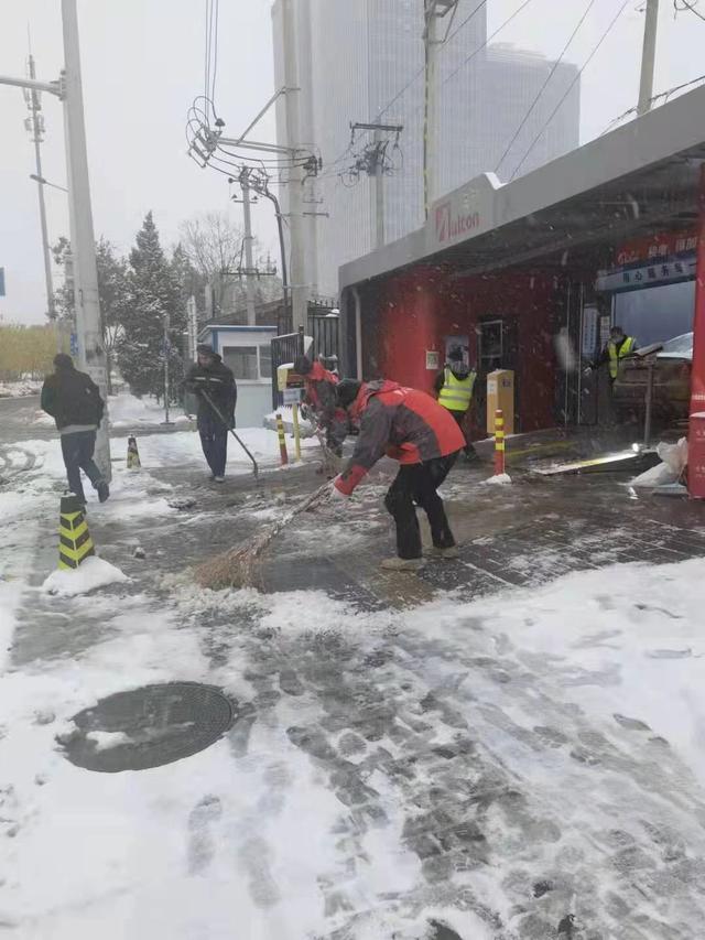 的哥的姐感慨说：换电站铲冰扫雪换电忙